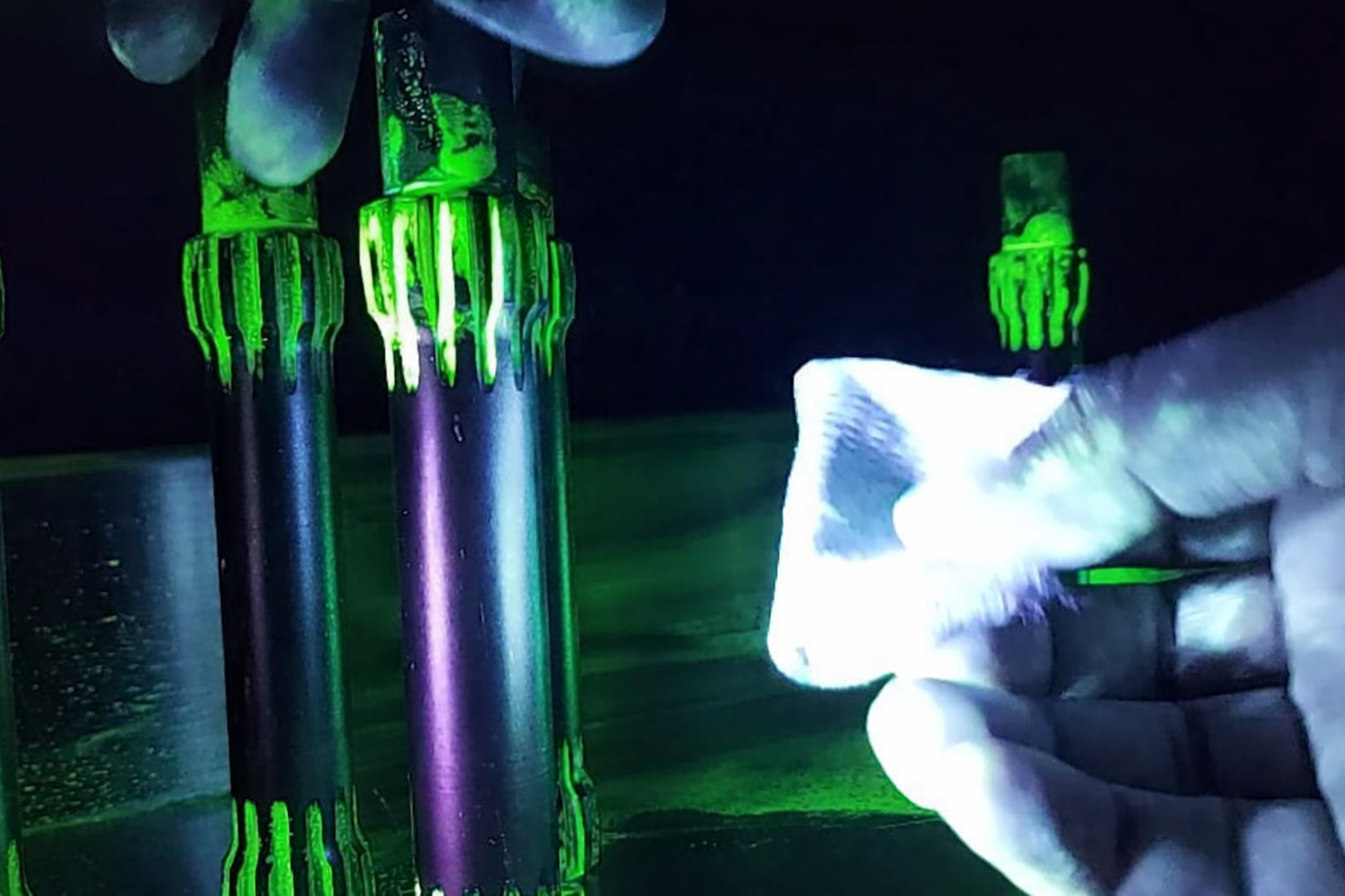 Inspección con Partículas Magnéticas Fluorescentes Inspección con Partículas Magnéticas Fluorescentes